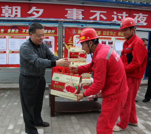 建設(shè)集團(tuán)公司領(lǐng)導(dǎo)國(guó)慶期間走訪慰問