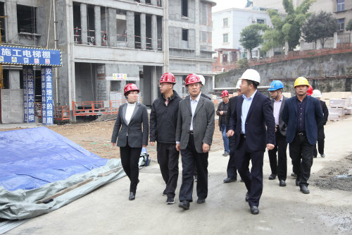 公司領(lǐng)導侯本英到濱江地產(chǎn)公司檢查指導工作