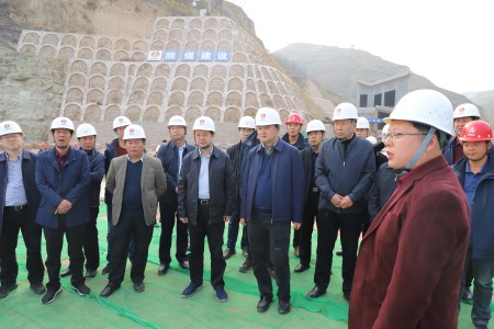 陜西水務集團董事長王瑜來陜煤建設漢中分公司吳堡橫溝項目視察工作