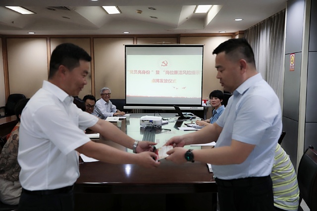 亮身份，陜煤建設(shè)路橋分公司黨員干部在行動！