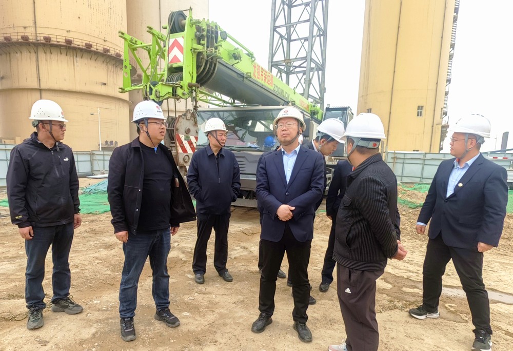 陜西陜煤榆北煤業有限公司黨委委員、副總經理黃永安一行深入天工公司基層項目檢查指導