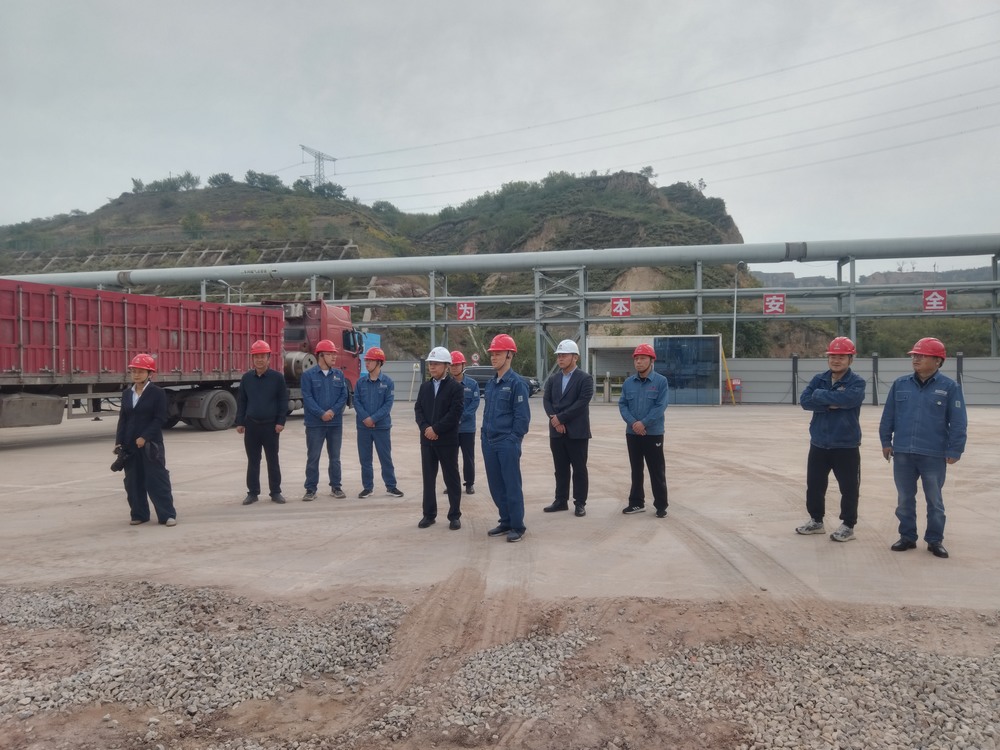 陜煤集團府谷能源開發有限公司黨委書記、 董事長李寧蒞臨陜西新元潔能有限公司電石廠電池儲能調峰項目檢查指導工作