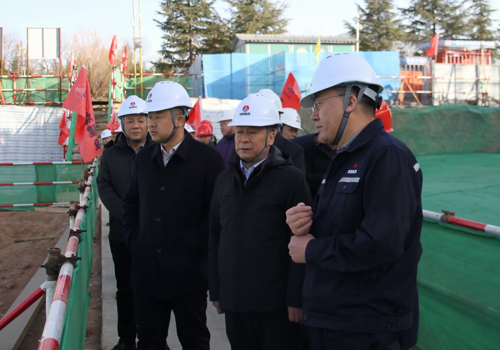 陜煤集團工程總監(jiān)、基本建設(shè)管理部總經(jīng)理李仰東深入陜煤建設(shè)承建的銅創(chuàng)能材項目檢查指導(dǎo)工作