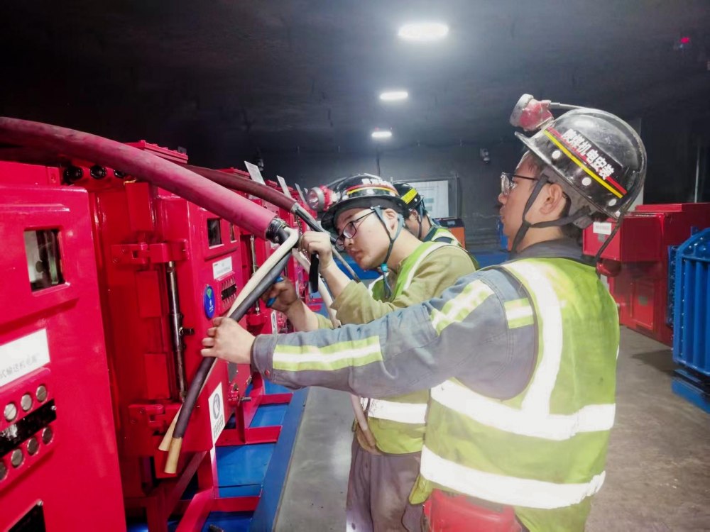 陜煤建設(shè)機(jī)電安裝公司趙石畔項(xiàng)目部30103工作面供電電纜敷設(shè)任務(wù)提前告捷